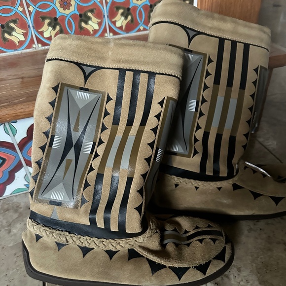 Manitobah Mukluks x Jamie Okuma 2021 Artist Series Tamarack Tan Limited Edition - Picture 4 of 11